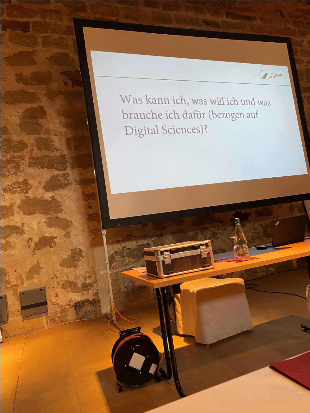 Die Folie einer Powerpoint-Präsentation mit der Aufschrift: "Was kann ich, was will ich und was brauche ich dafür (bezogen auf Digital Sciences)?"